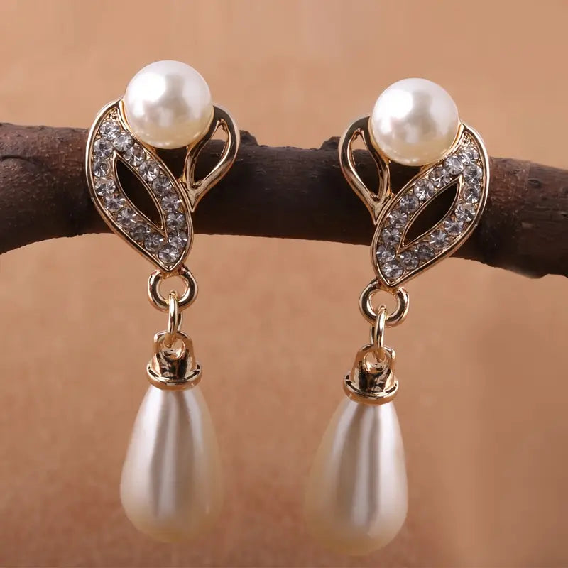 Three-Piece Jewelry Set with Golden Stud Earrings & Necklace MUVAYA